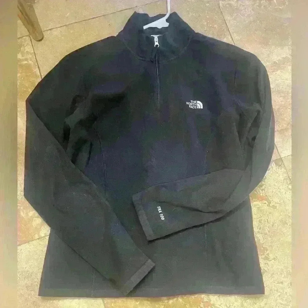 The North Face women’s TKA 100 pullover in size Medium. Black lightweight.